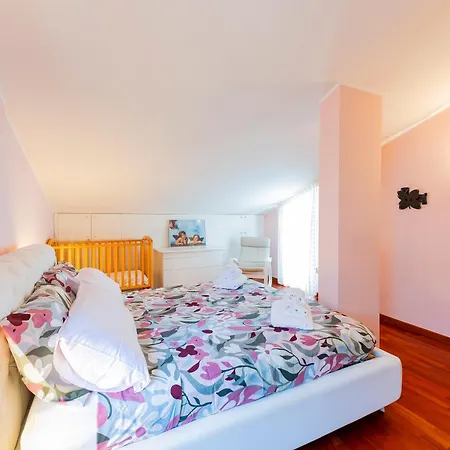 Guesthost - Two-levels With Balconies Near The Apartment