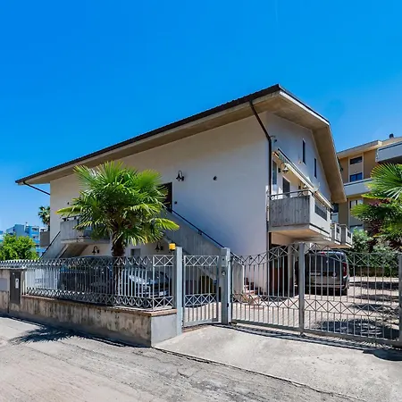 Apartment Guesthost - Two-levels With Balconies Near The