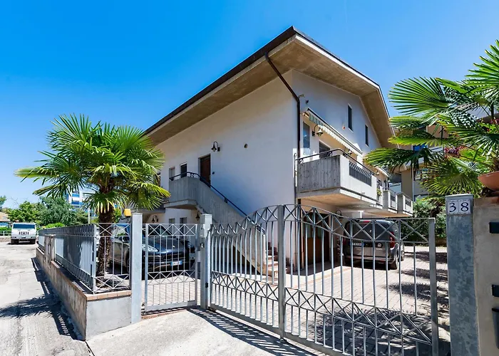 Guesthost - Two-levels With Balconies Near The Apartmán Pescara